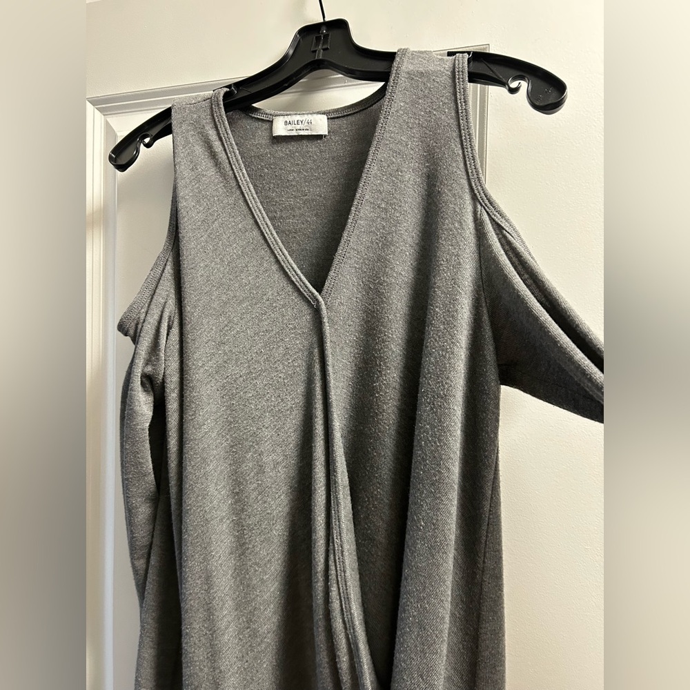 Bailey 44 Cold shoulder top
